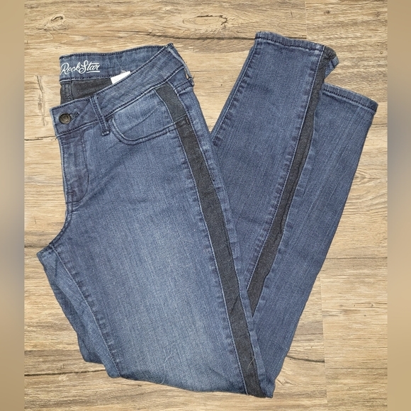 Old Navy Denim - 𝅺OLD Navy Rockstar Dark jeans size 8
